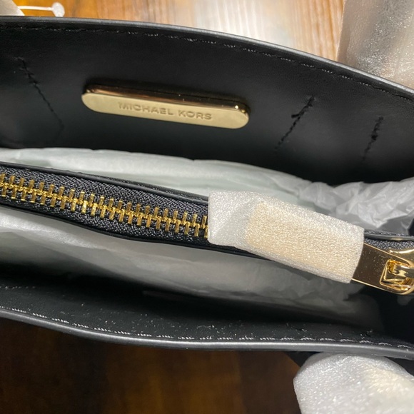 Michael Kors medium Mercer purse in black - Picture 6 of 7